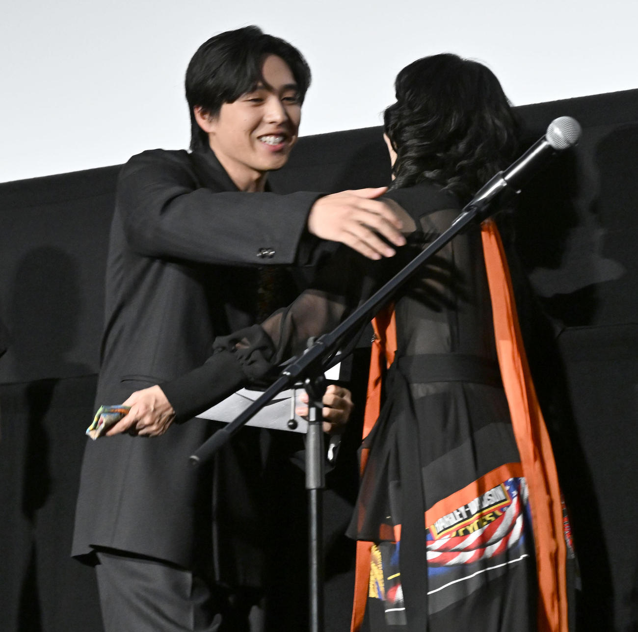 映画「君の忘れ方」公開記念舞台あいさつで南果歩（右）から手紙朗読のサプライズを受け、感激のハグをする坂東龍太（撮影・千葉一成）