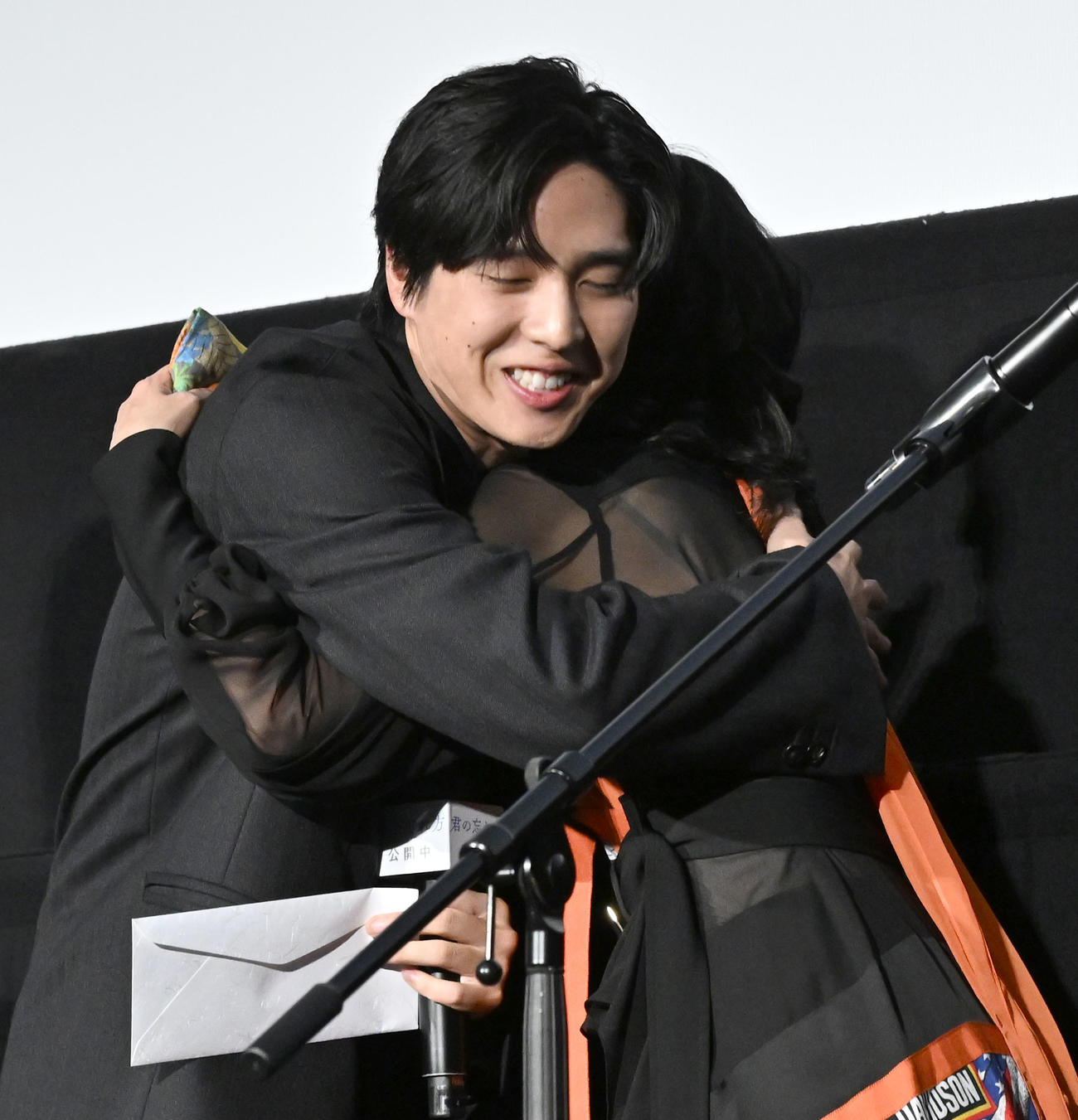 映画「君の忘れ方」公開記念舞台あいさつで南果歩（右）から手紙朗読のサプライズを受け、感激のハグをする坂東龍太（撮影・千葉一成）