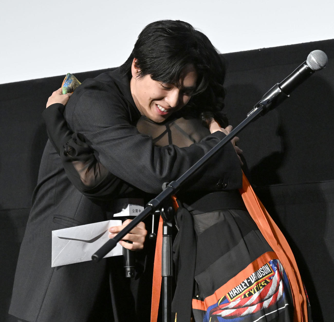 映画「君の忘れ方」公開記念舞台あいさつで南果歩（右）から手紙朗読のサプライズを受け、感激のハグをする坂東龍太（撮影・千葉一成）