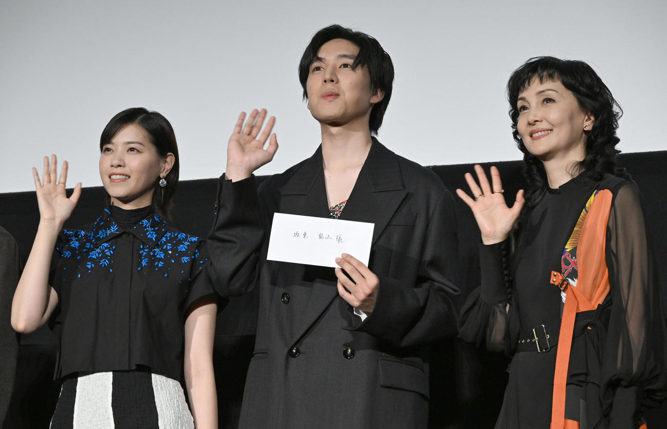 映画「君の忘れ方」公開記念舞台あいさつで南果歩（右）から受けた手紙を手に客席に手を振る坂東龍太。左は西野七瀬（撮影・千葉一成）
