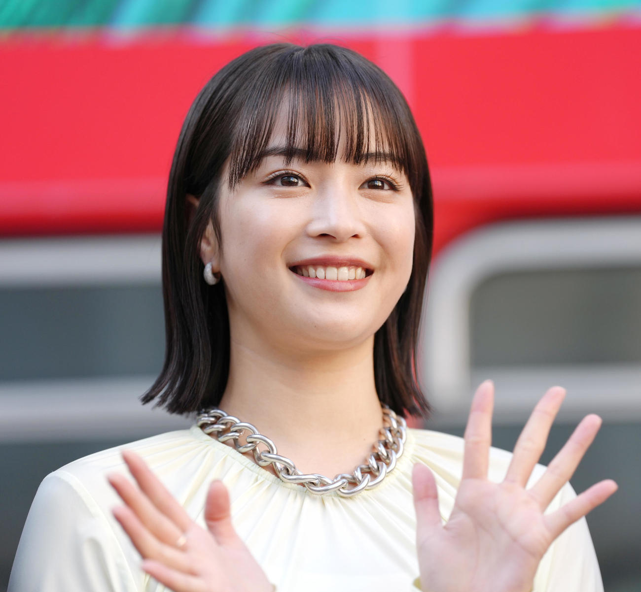 フォトセッションで笑顔を見せる広瀬すず（撮影・足立雅史）