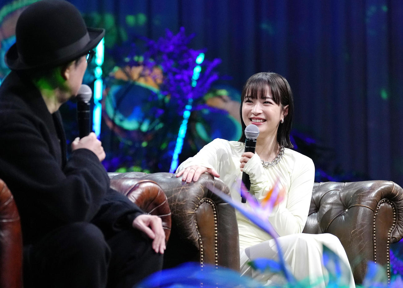 会見に登場し、リリー・フランキー（左）の話に笑顔を見せる広瀬すず（撮影・足立雅史）