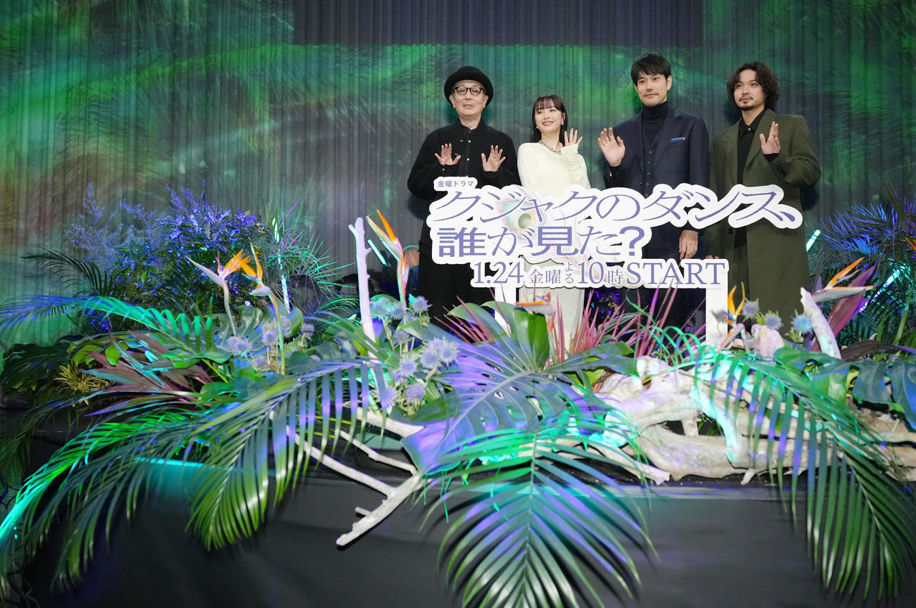 会見に登場した、左からリリー・フランキー、広瀬すず、松山ケンイチ、磯村勇斗（撮影・足立雅史）