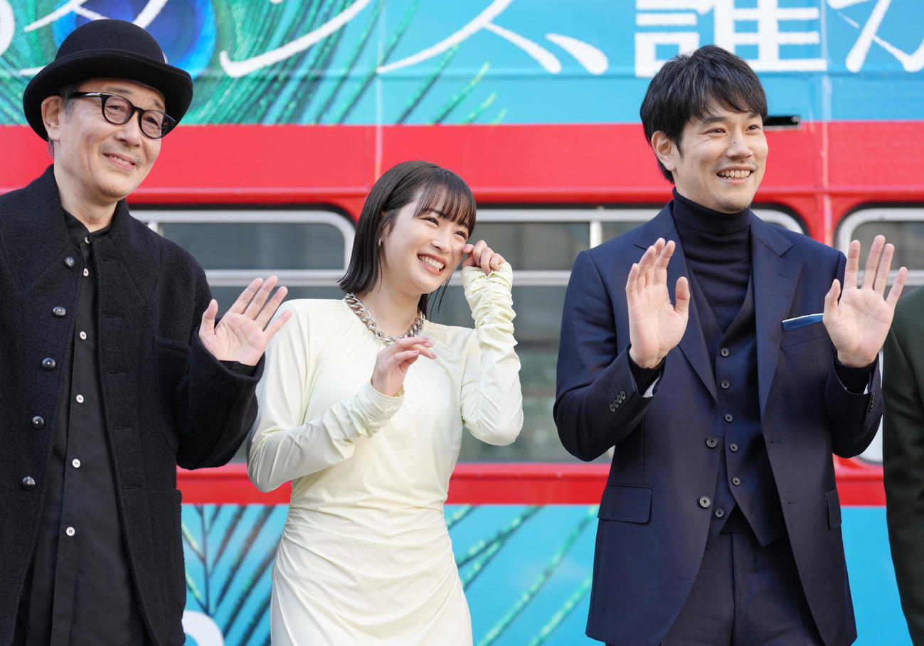 会見に登場し笑顔を見せる、左からリリー・フランキー、広瀬すず、松山ケンイチ（撮影・足立雅史）