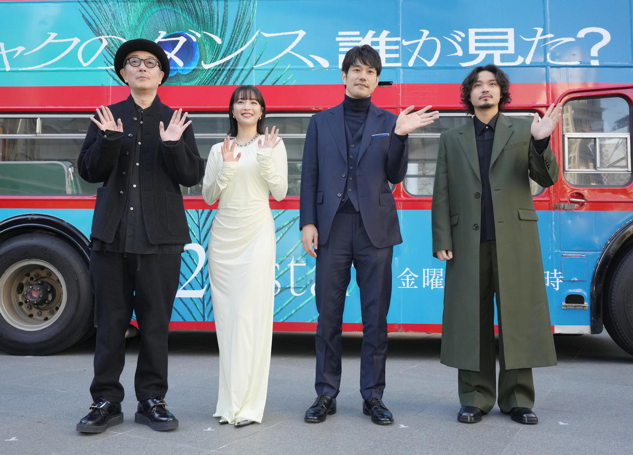 ロンドンバスの前で笑顔を見せる、左からリリー・フランキー、広瀬すず、松山ケンイチ、磯村勇斗（撮影・足立雅史）