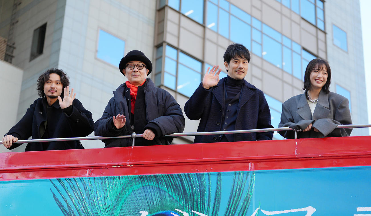 ロンドンバスに乗車し登場した、左から磯村勇斗、リリー・フランキー、松山ケンイチ、広瀬すず（撮影・足立雅史）