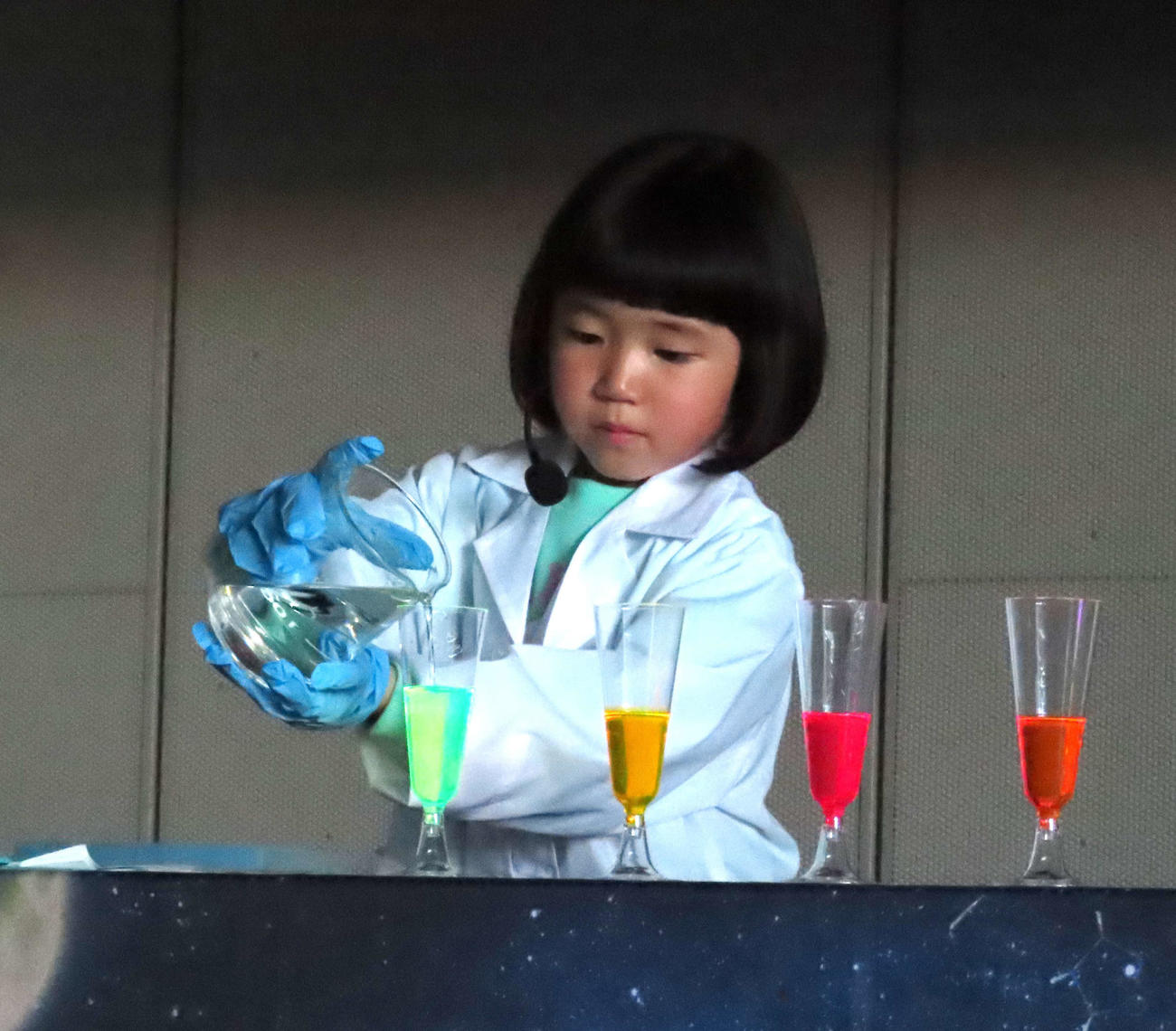 「永尾柚乃ちゃんと脱炭素を学ぶ！市岡元気先生の”HTT”サイエンスライブ」で化学発光の実験を行う永尾柚乃