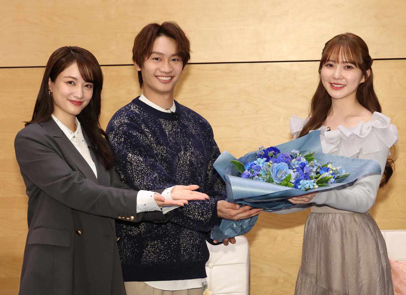 ドラマ「僕のあざとい元カノ　from　あざとくて何が悪いの？」の取材会で、谷まりあ（左）と藤原丈一郎（中央）から日向坂46卒業の花束を贈られ笑顔を見せる加藤史帆（撮影・中島郁夫）