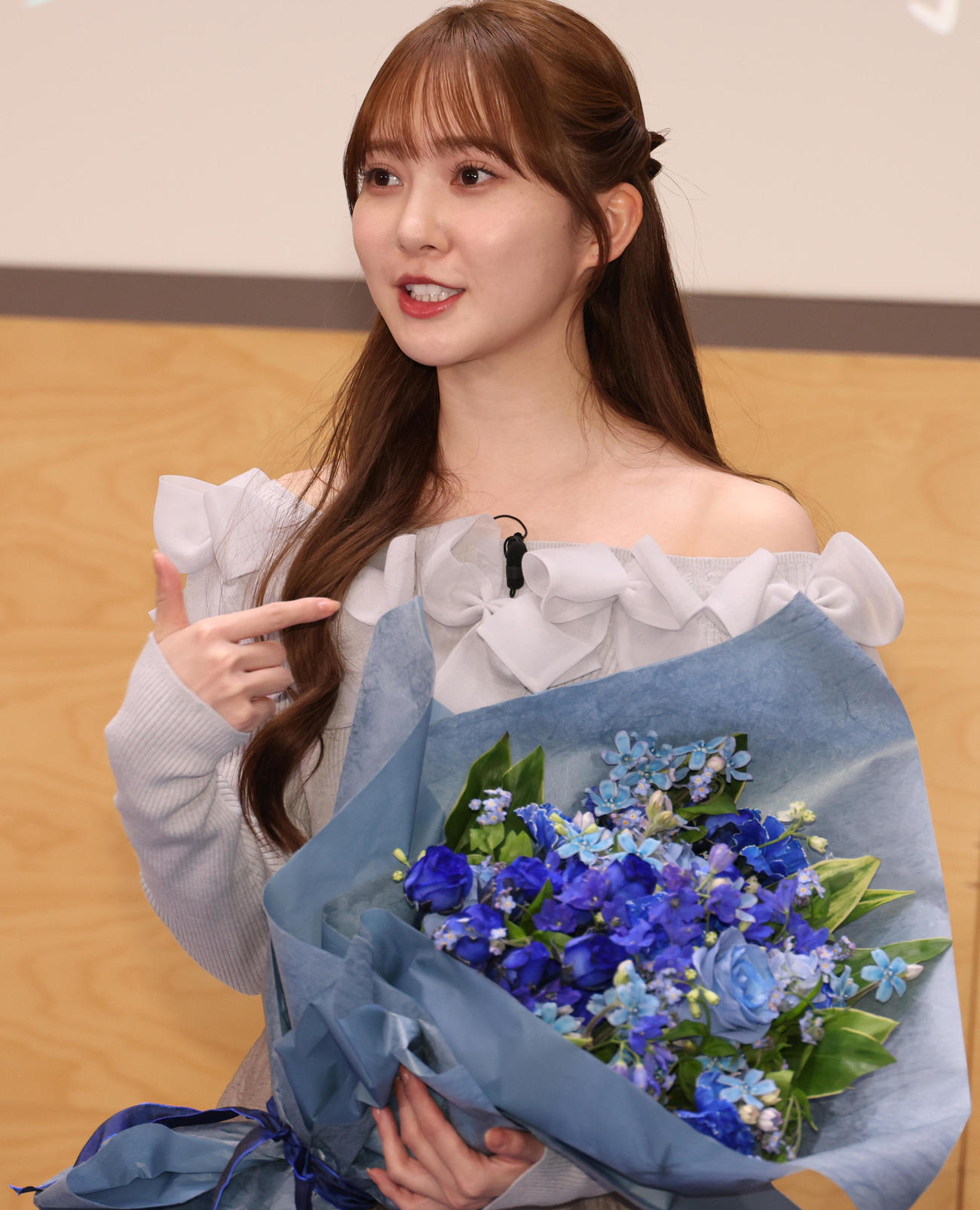 ドラマ「僕のあざとい元カノ　from　あざとくて何が悪いの？」の取材会で日向坂46卒業の花束を贈られ笑顔を見せる加藤史帆（撮影・中島郁夫）