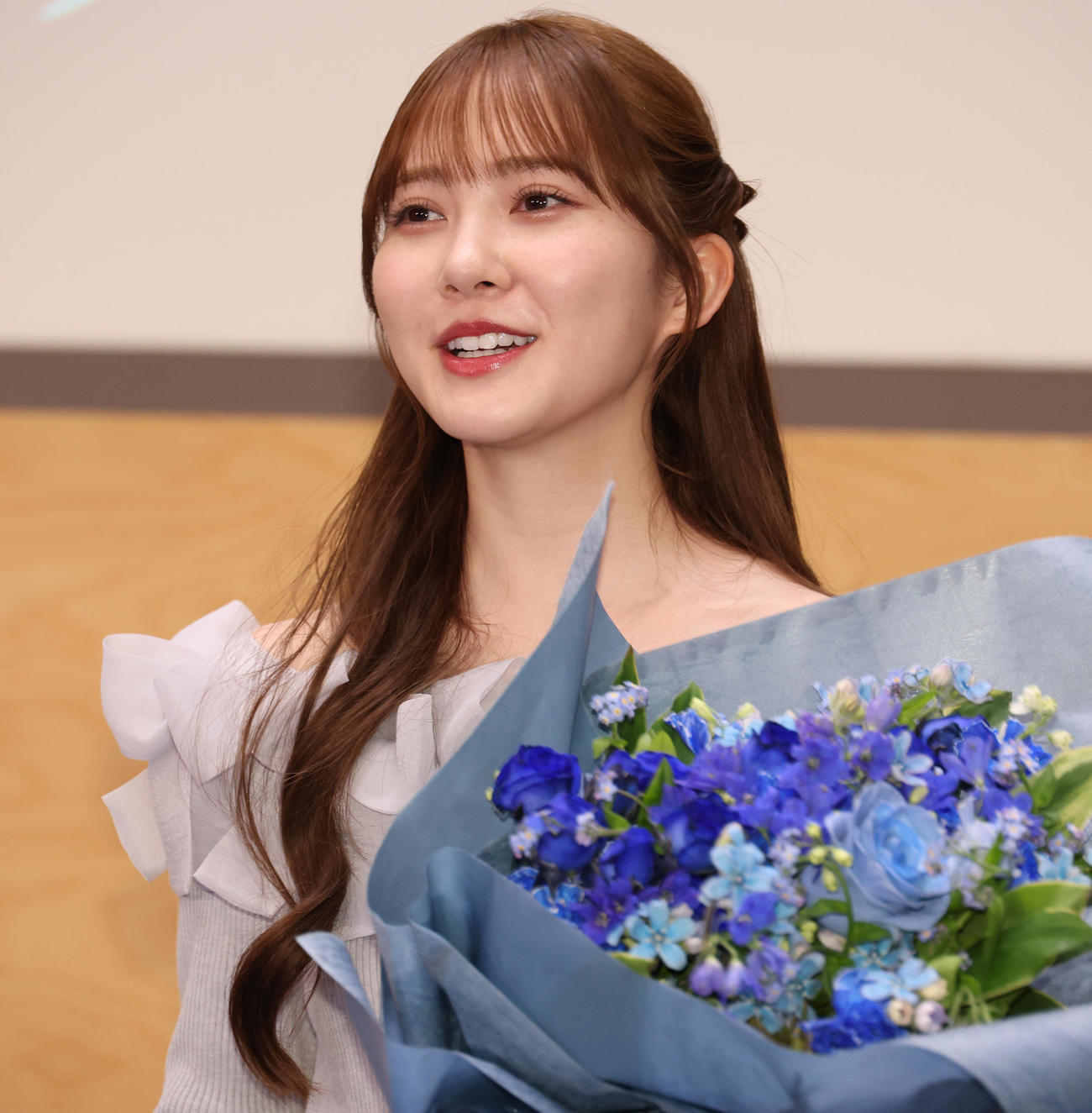 ドラマ「僕のあざとい元カノ　from　あざとくて何が悪いの？」の取材会で日向坂46卒業の花束を贈られ笑顔を見せる加藤史帆（撮影・中島郁夫）