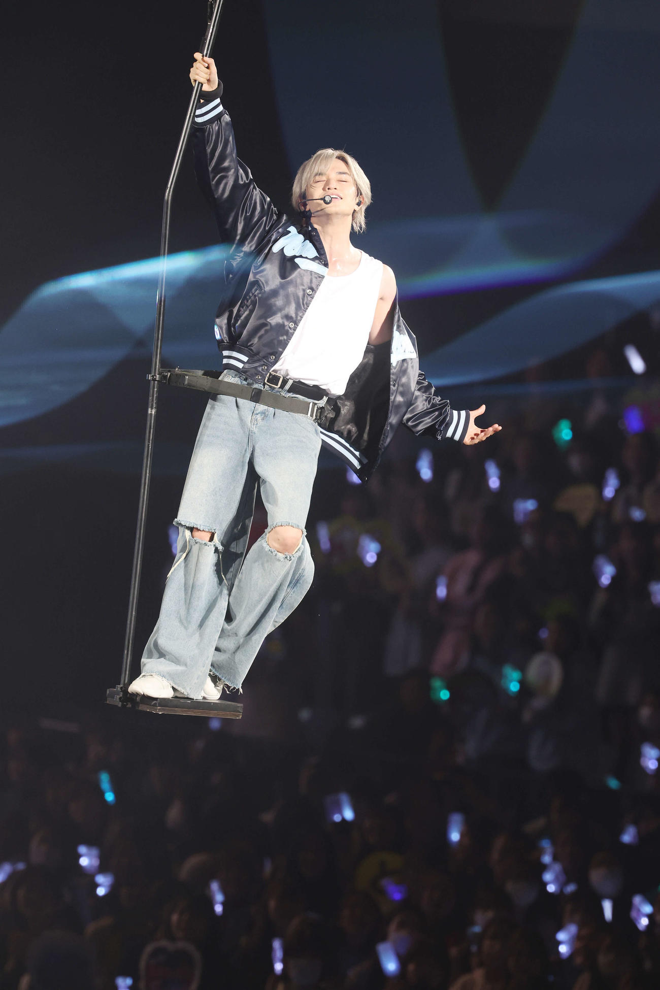 「KENTO NAKAJIMA 1st Live 2025　“N／bias”」で空中を舞う中島健人（撮影・宮地輝）