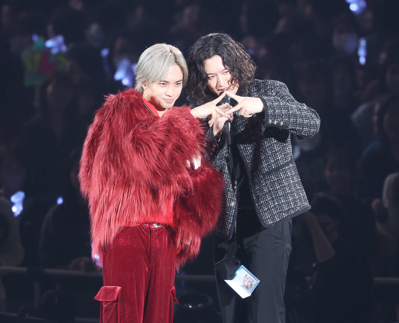 「KENTO NAKAJIMA 1st Live 2025　“N／bias”」でキタニタツヤ（右）とポーズをとる中島健人（撮影・宮地輝）