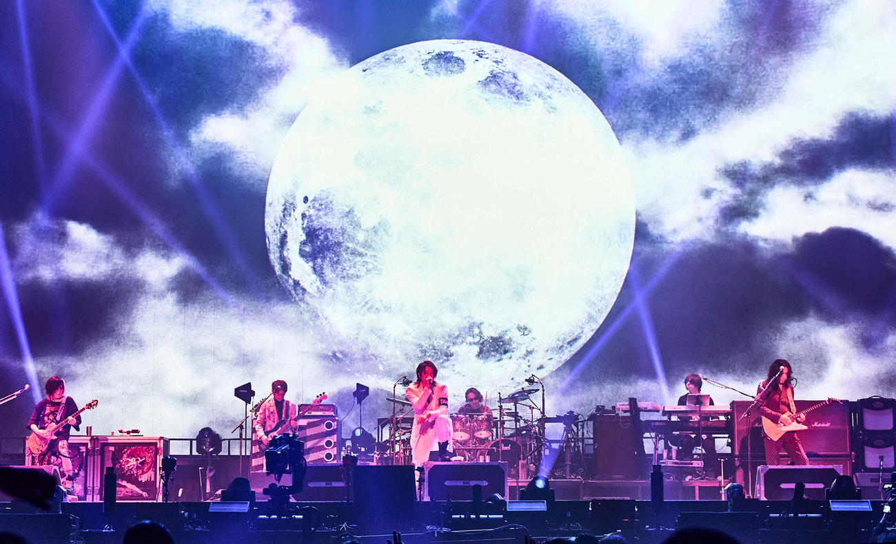 「GLAY 30th Anniversary ARENA TOUR 2024－2025”Back To The Pops”Presented by GLAY EXPO」ツアーファイナルでパフォーマンスするGLAY
