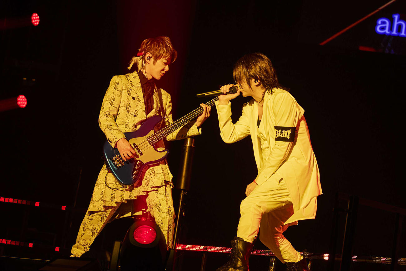 「GLAY 30th Anniversary ARENA TOUR 2024－2025”Back To The Pops”Presented by GLAY EXPO」ツアーファイナルで演奏するJIRO（左）と歌唱するTERU