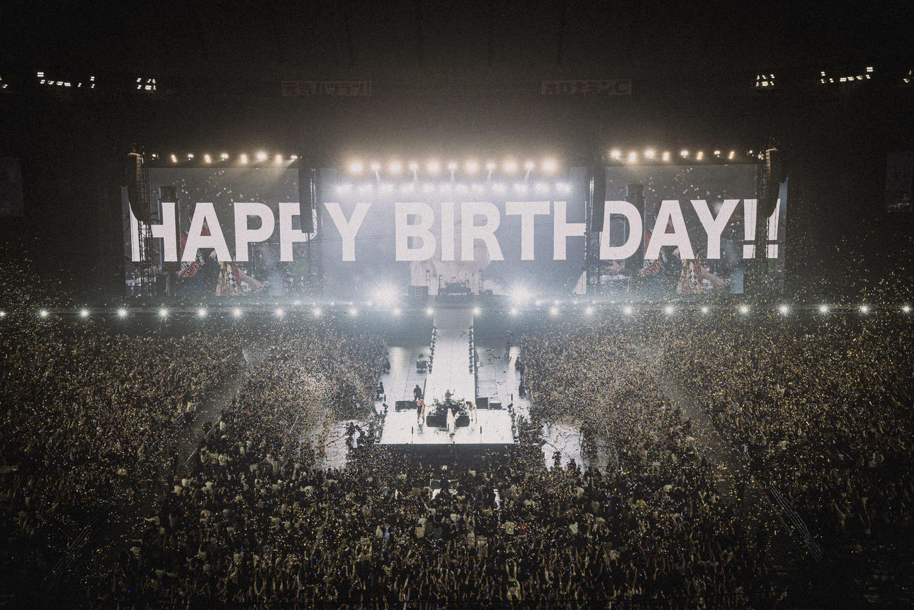 「L’Arc－en－Ciel LIVE 2025 hyde BIRTHDAY CELEBRATION　－hyde誕生祭－」で祝福を受けるhyde（photo by Tetsuya Matsuda）