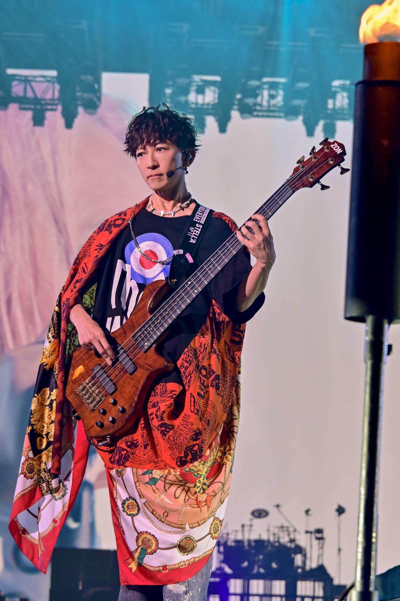 「L’Arc－en－Ciel LIVE 2025 hyde BIRTHDAY CELEBRATION　－hyde誕生祭－」で演奏するtetsuya（photo by Hideaki Imamoto）