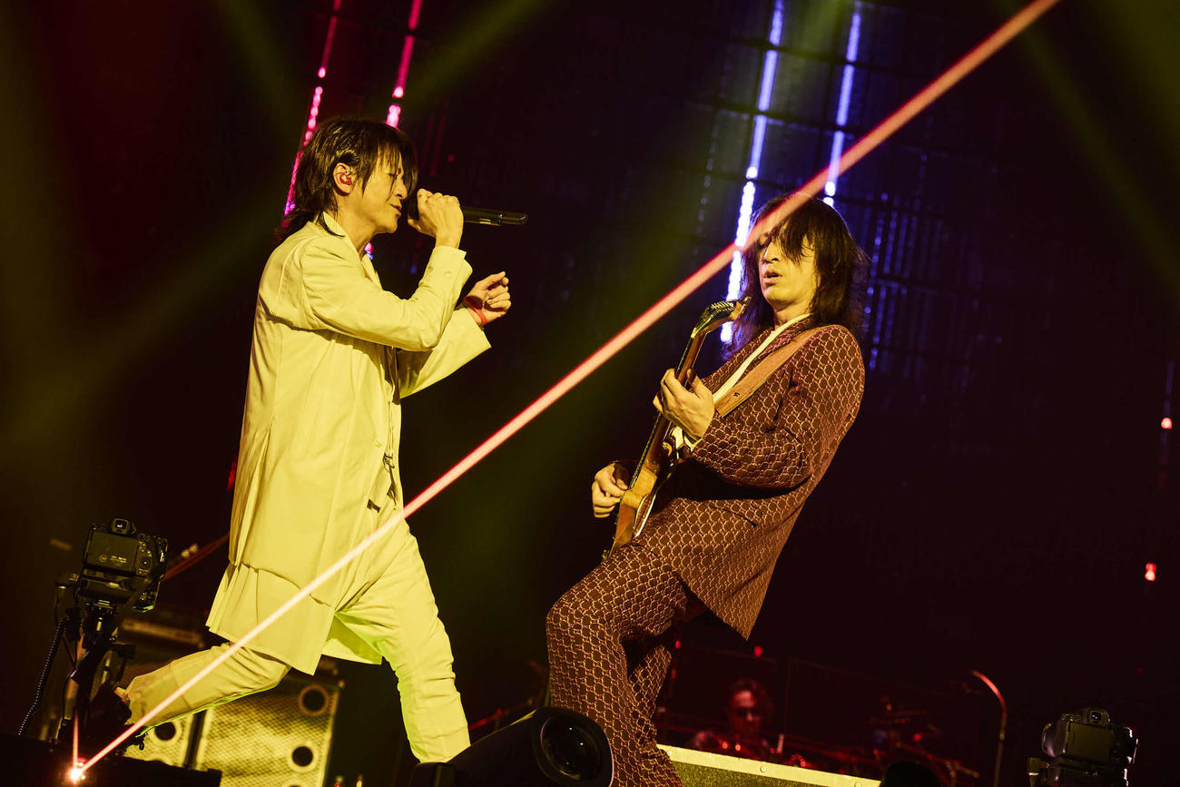「GLAY 30th Anniversary ARENA TOUR 2024－2025”Back To The Pops”Presented by GLAY EXPO」ツアーファイナルで歌唱するTERU（左）と演奏するTAKURO