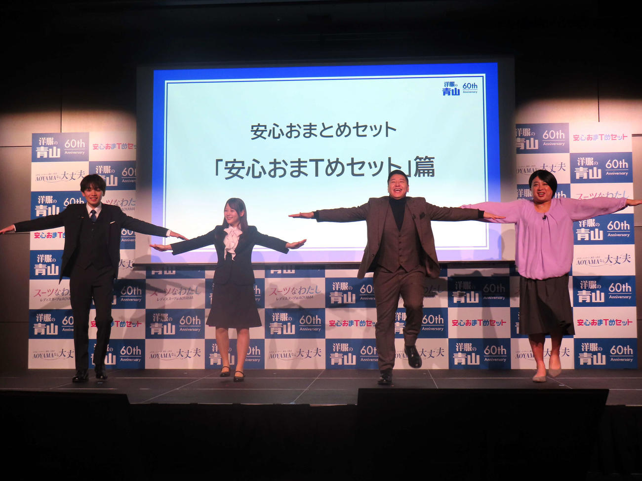 チョコレートプラネットのネタ「TT兄弟」に挑戦する、左から宮世琉弥、齊藤なぎさ、長田庄平、松尾駿