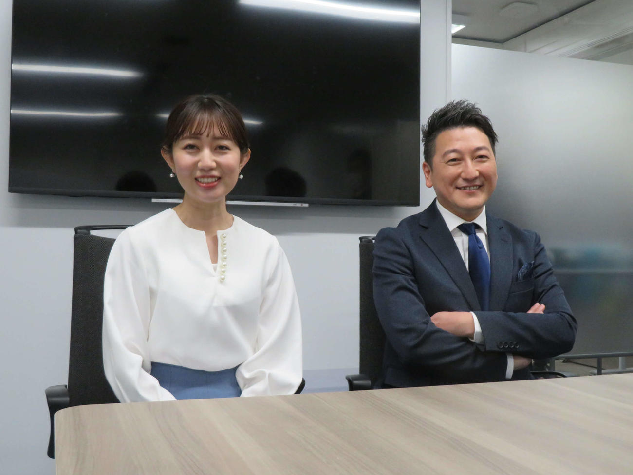 豊崎由里絵と堀潤氏（2023年3月撮影）