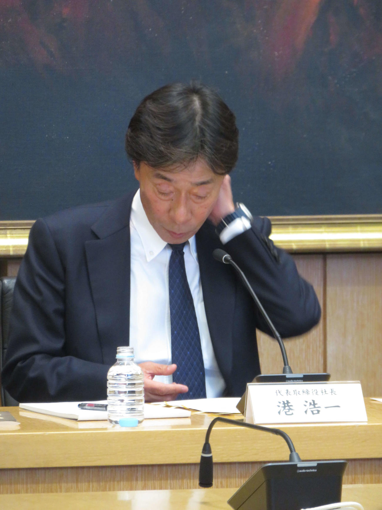 17日、会見前に汗をふくフジテレビ港浩一社長