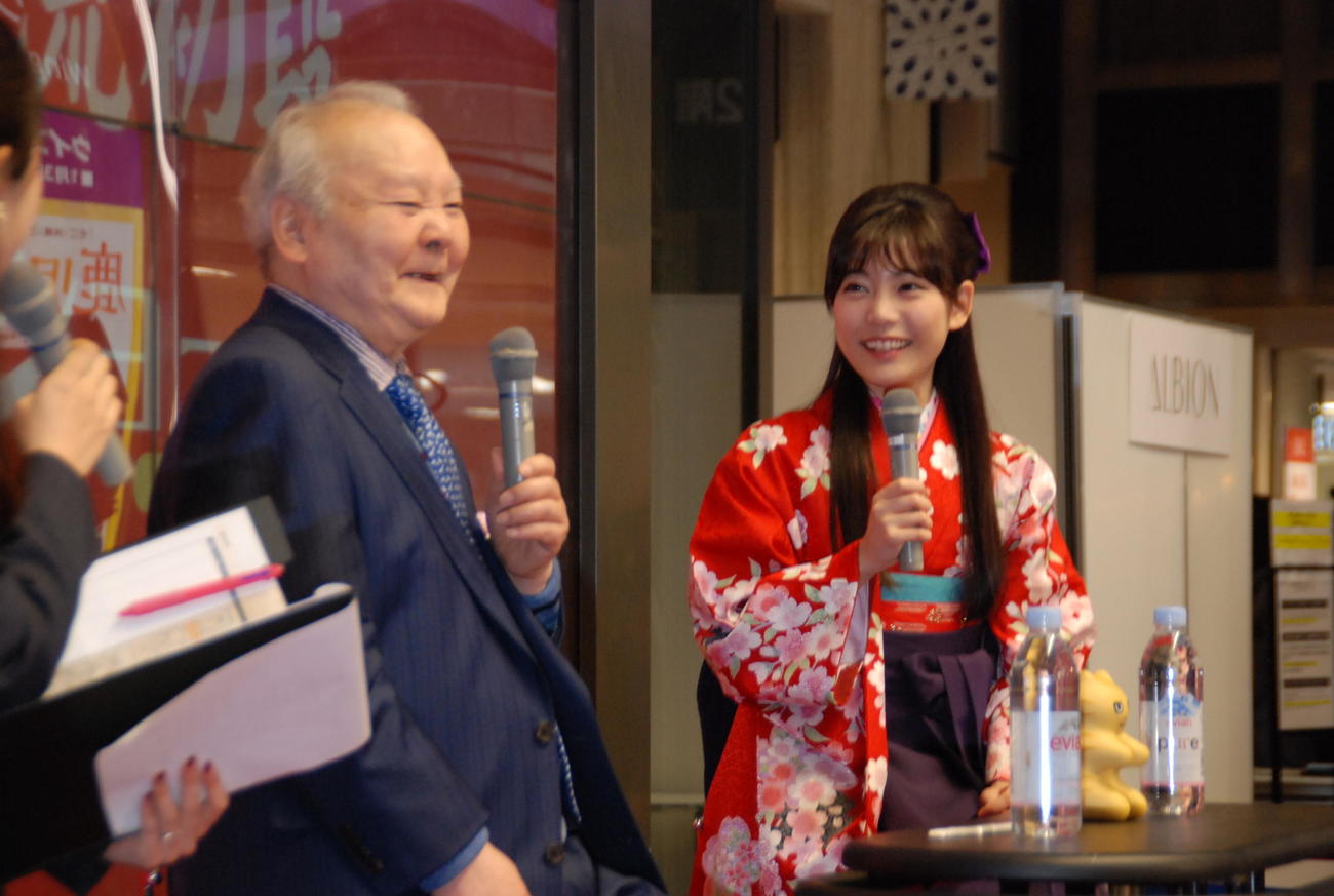 女流棋士時代の竹俣紅アナウンサー（当時女流初段）は「ひふみん」こと、将棋の加藤一二三九段（左）とツーショット（2018年1月撮影）