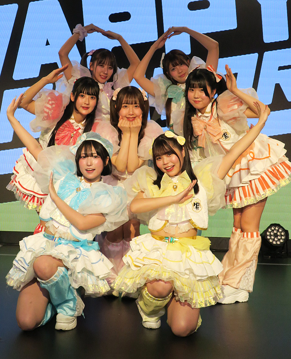 お披露目ライブ「はっぴー創造計画SP」を行ったHAPPY CREATOORS