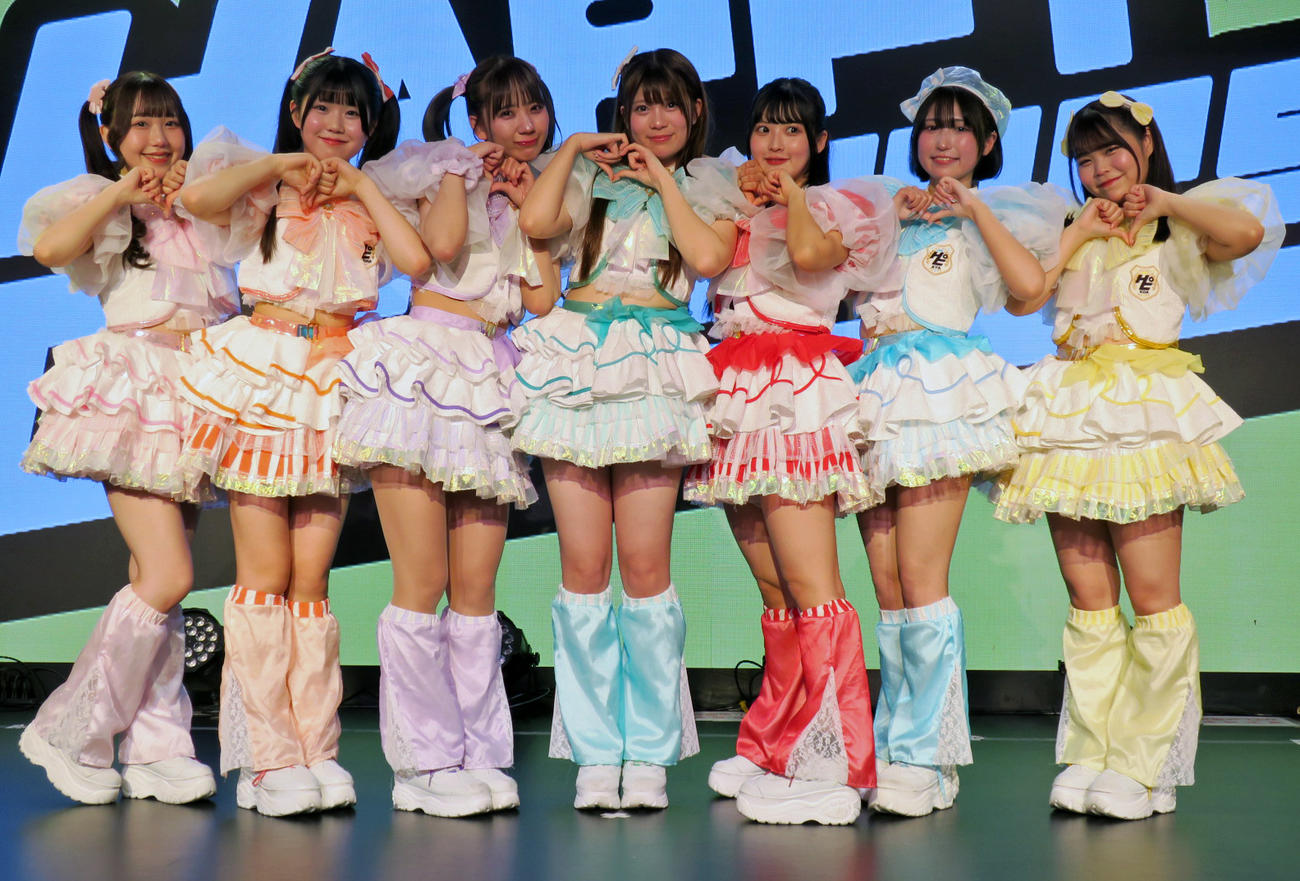 お披露目ライブ「はっぴー創造計画SP」を行ったHAPPY CREATOORS。左から、楠森しゅり、松本せりな、小鈴かれん、逢川あい、夏目りこ、橘あや、七瀬こあ
