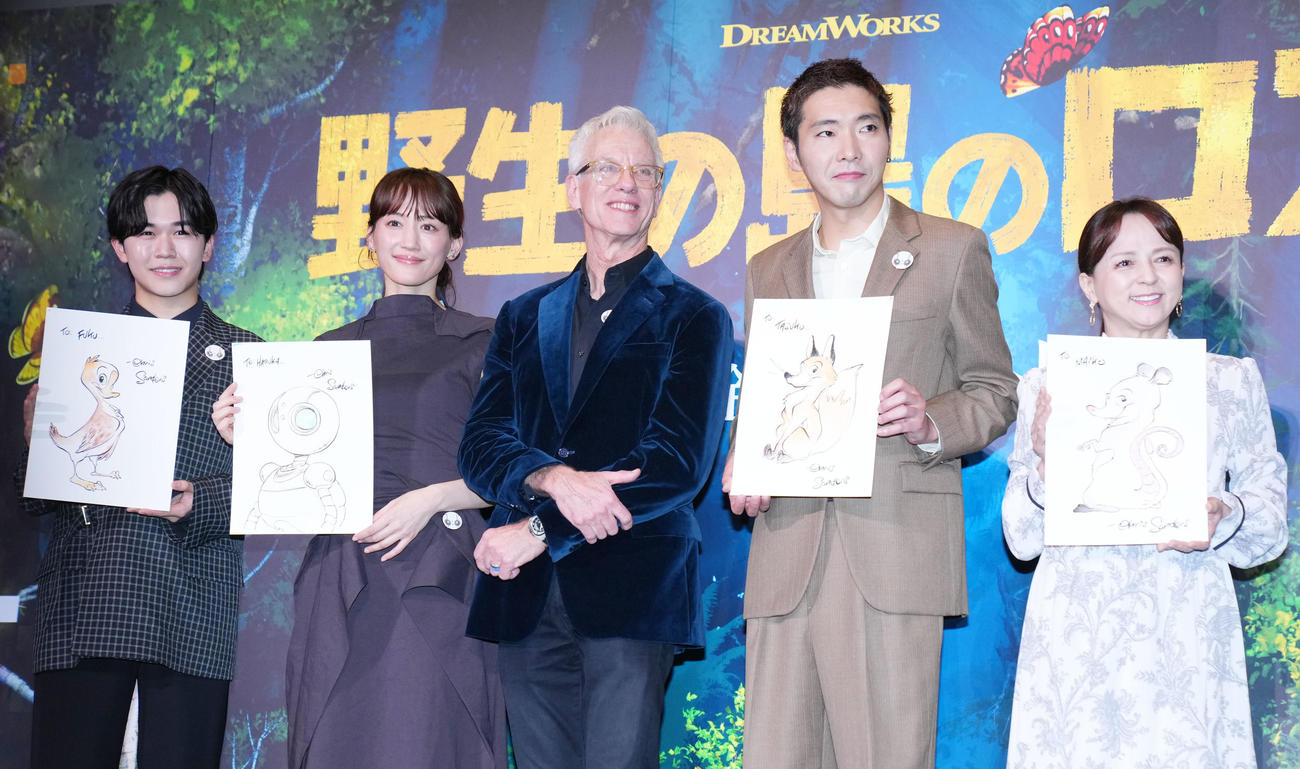 クリス・サンダース監督（中央）からプレゼントされたイラストを手に笑顔を見せる、左から鈴木福、綾瀬はるか、1人おいて柄本佑、いとうまい子（撮影・横山健太）