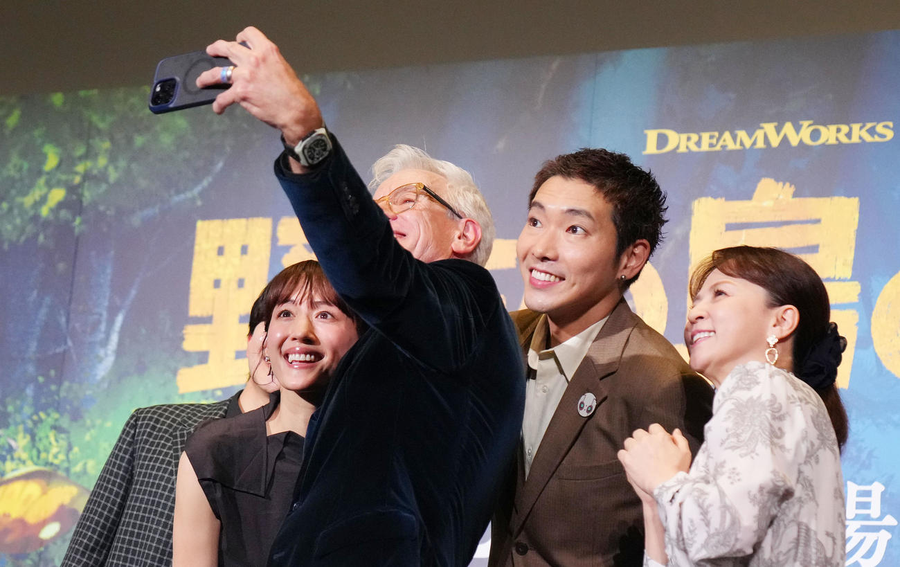 「野生の島のロズ」完成披露試写会で記念写真を撮る、左から鈴木福、綾瀬はるか、クリス・サンダース監督、柄本佑、いとうまい子（撮影・横山健太）
