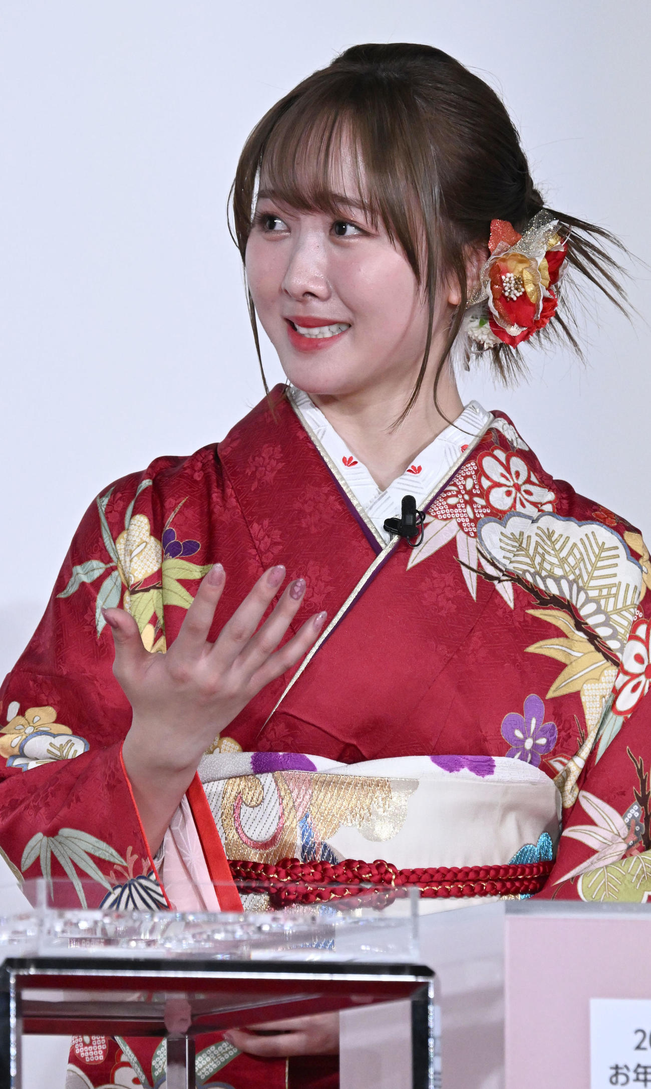 「2025年用お年玉宝くじ抽選会」で当せん番号を引く緊張感を話す本田望結＝2025年1月20日