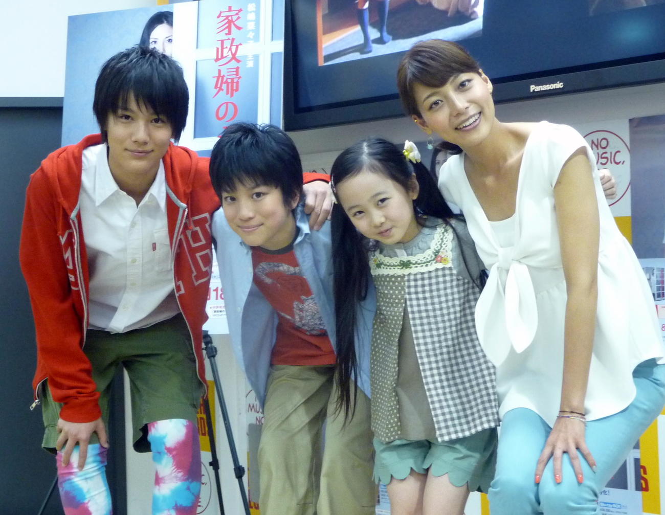 「家政婦のミタ」に出演した、左から中川大志、綾部守人、本田望結、相武紗季（2012年撮影）