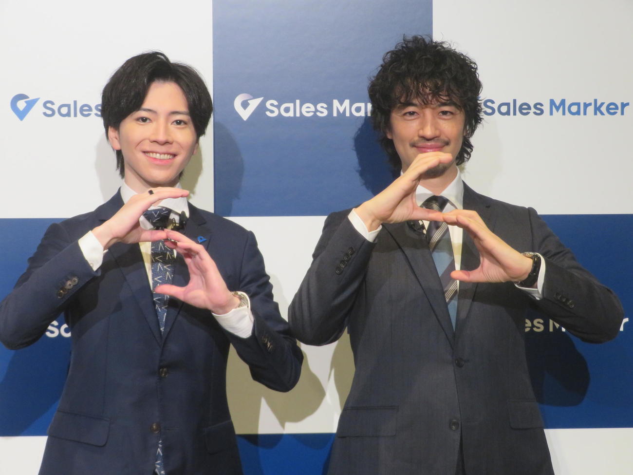 「Sales Marker　インテントセールス2.0」発表会に出席した斎藤工（右）と小笠原羽恭代表取締役CEO