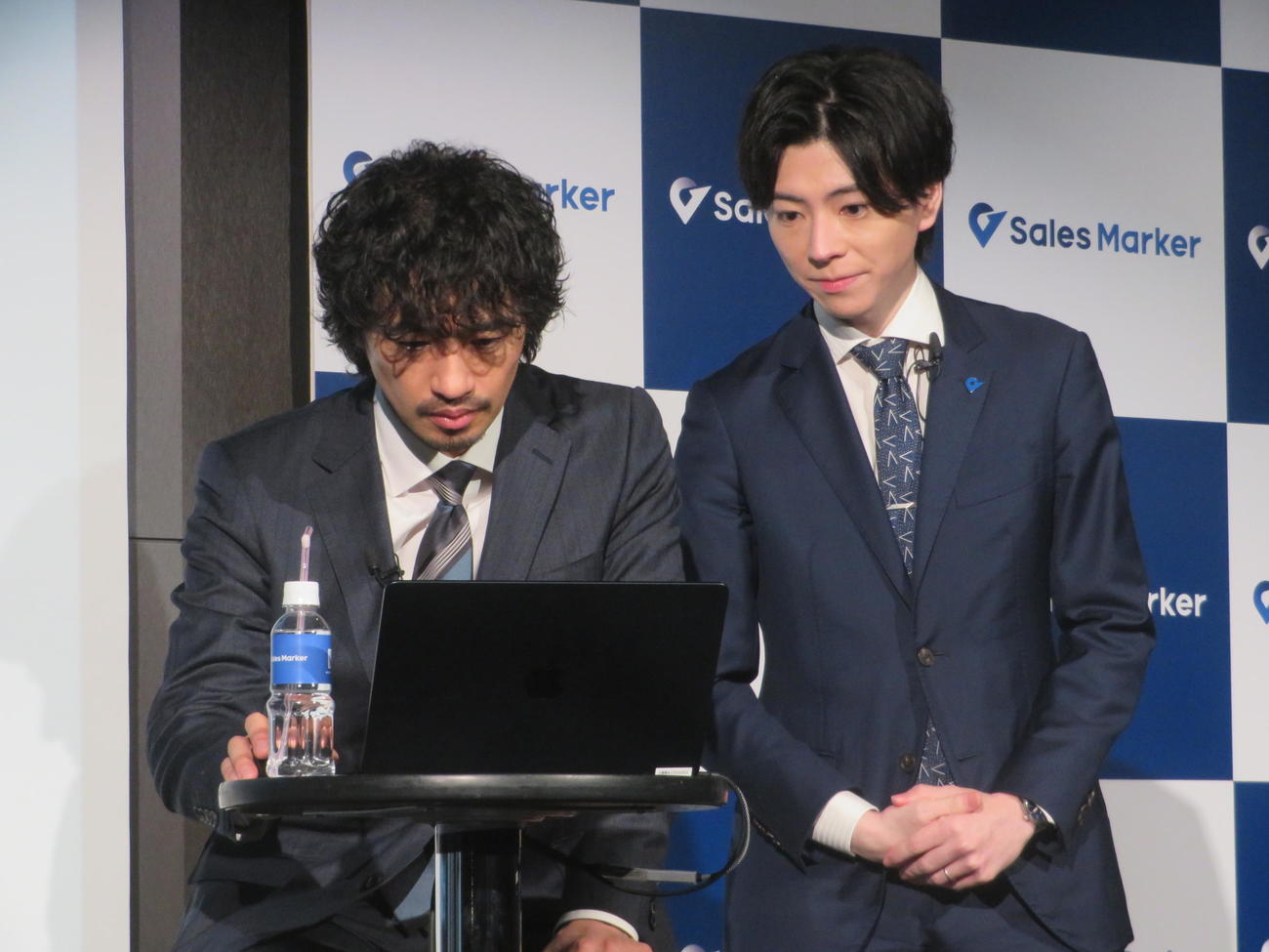 小笠原羽恭代表取締役CEOのレクチャーで実体験する斎藤工（右）