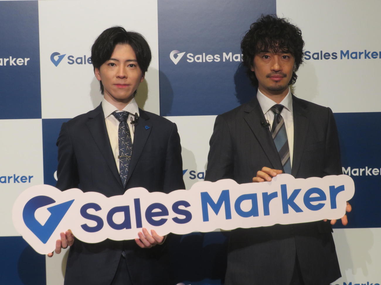 「Sales Marker　インテントセールス2.0」発表会に出席した斎藤工（右）と小笠原羽恭代表取締役CEO