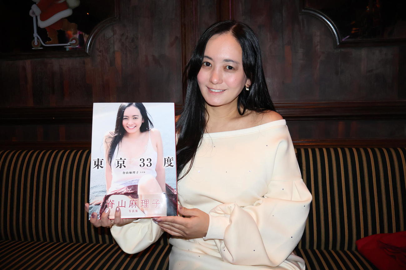 7冊目の写真集「脊山麻理子写真集　東京33度」を発売する脊山麻理子