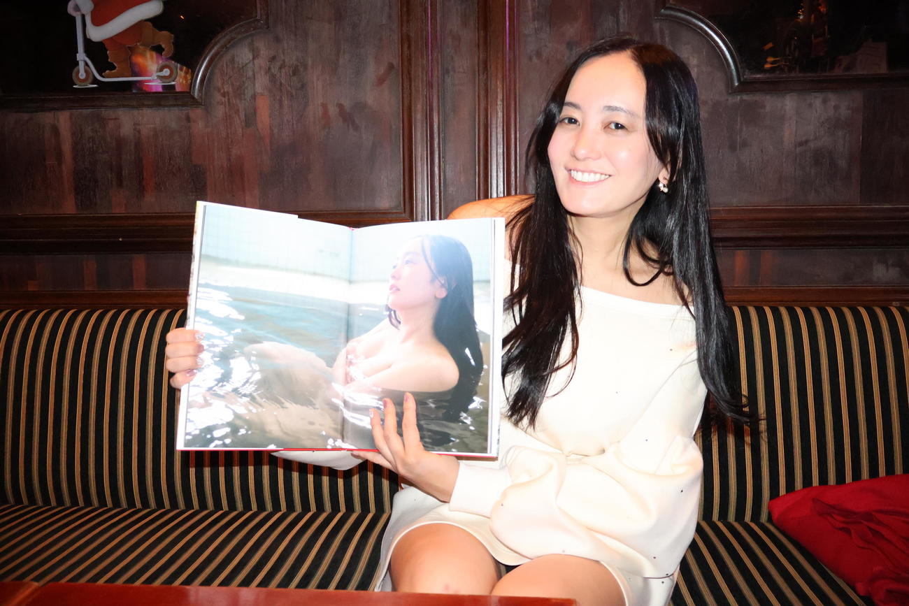 7冊目の写真集「脊山麻理子写真集　東京33度」を発売する脊山麻理子はお気に入りショットを披露