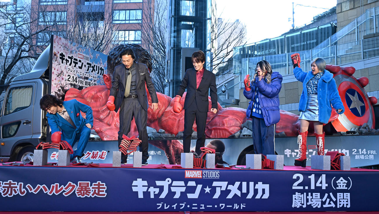 映画「キャプテン・アメリカ」のヒットを祈願し、瓦割りに挑戦した、左からすがちゃん最高No．1、平岳大、溝端淳平、金子きょんちい、信子（撮影・千葉一成）