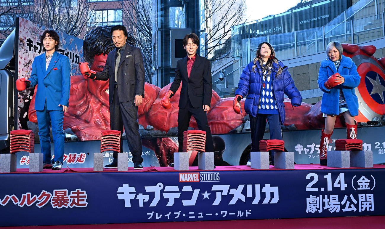 映画「キャプテン・アメリカ」のヒットを祈願し、瓦割りに挑戦する、左からすがちゃん最高No．1、平岳大、溝端淳平、金子きょんちい、信子（撮影・千葉一成）