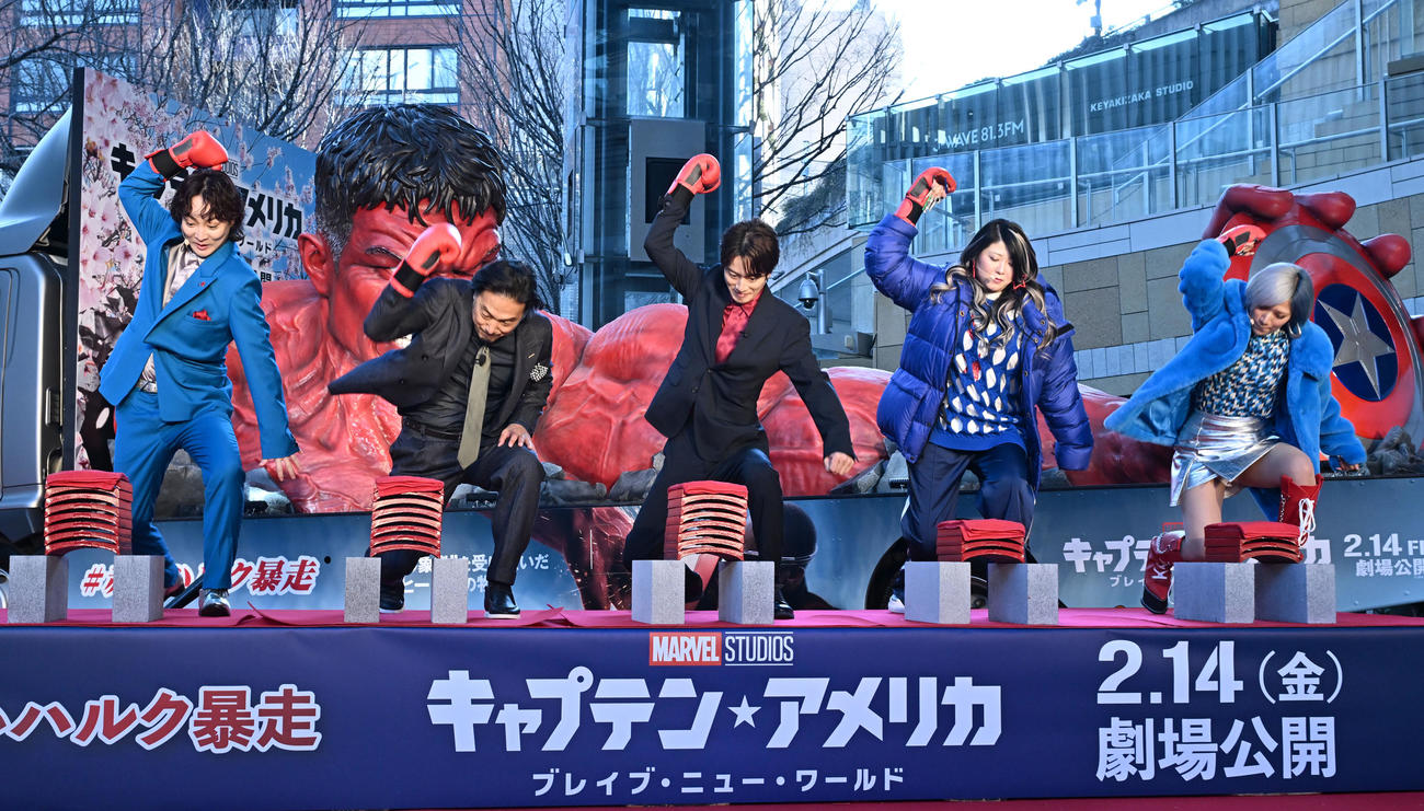 映画「キャプテン・アメリカ」のヒットを祈願し、瓦割りに挑戦する、左からすがちゃん最高No．1、平岳大、溝端淳平、金子きょんちい、信子（撮影・千葉一成）