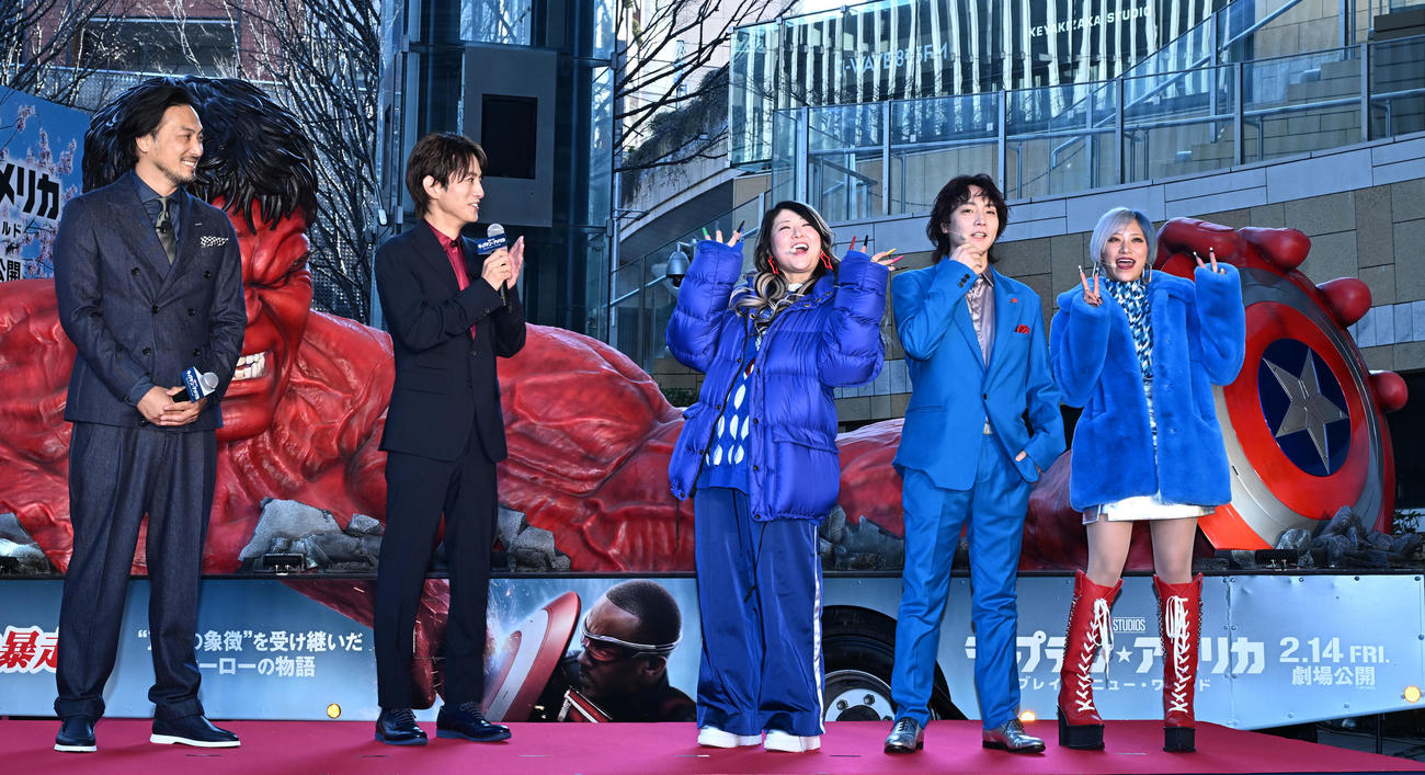 イベントに登場した、左から平岳大、溝端淳平、ぱーてぃちゃんの金子きょんちい、すがちゃん最高No．1、信子（撮影・千葉一成）