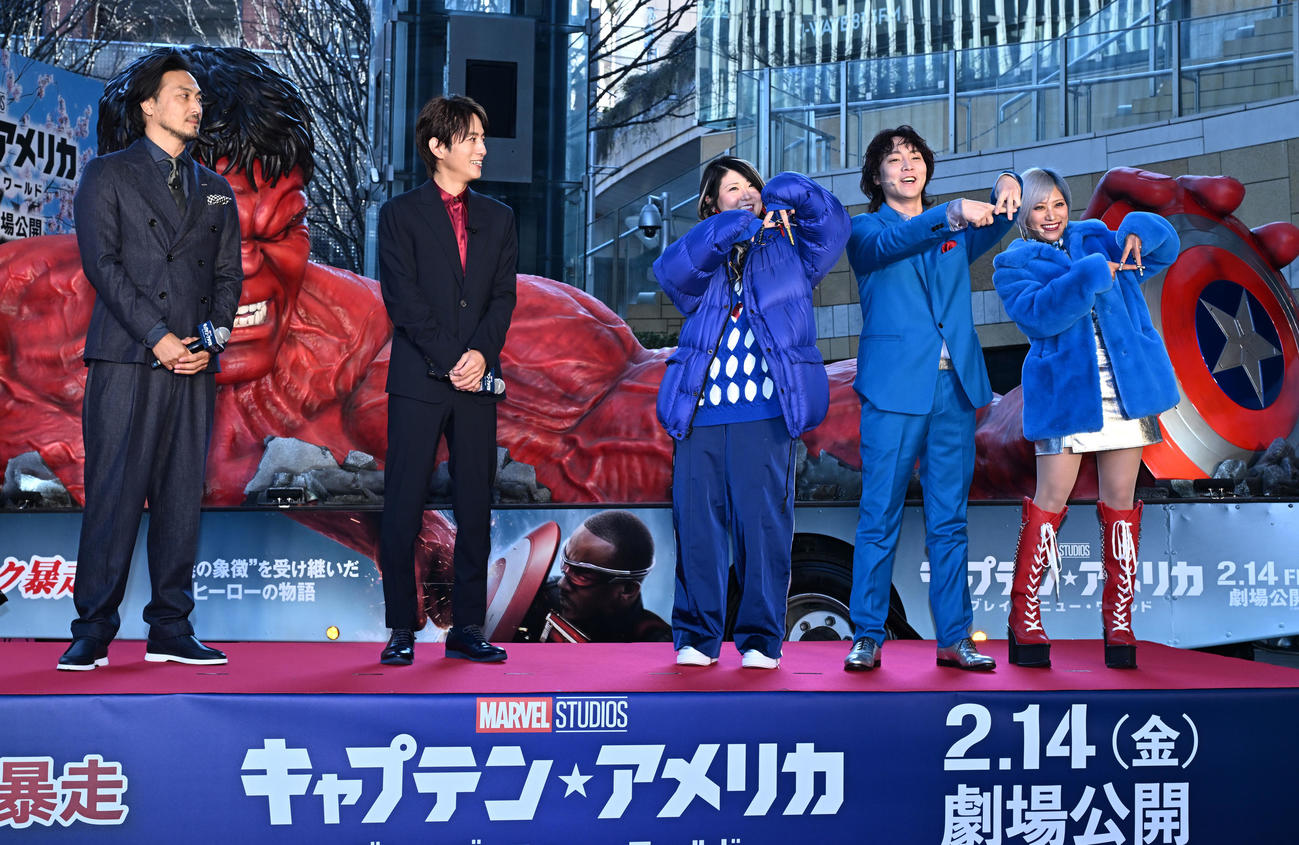 イベントに登場した、左から平岳大、溝端淳平、ぱーてぃちゃんのすがちゃん最高No．1、金子きょんちい、信子（撮影・千葉一成）