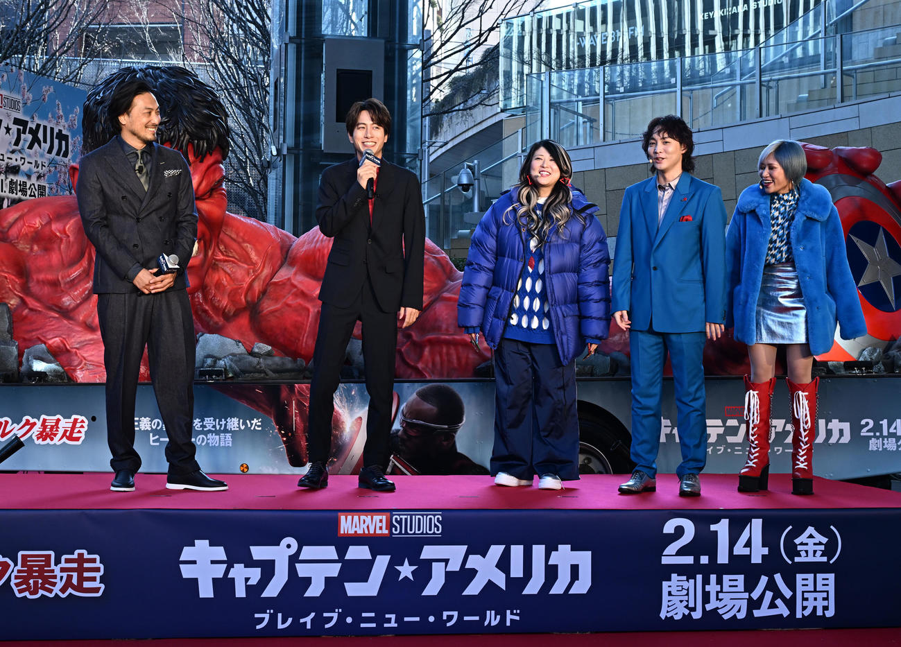 イベントに登場した、左から平岳大、溝端淳平、ぱーてぃちゃんの金子きょんちい、すがちゃん最高No．1、信子（撮影・千葉一成）