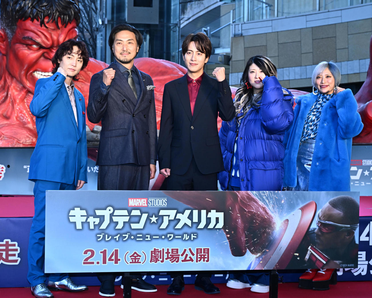 映画「キャプテン・アメリカ」のヒット祈願イベントに登場した、左からすがちゃん最高No．1、平岳大、溝端淳平、金子きょんちい、信子（撮影・千葉一成）
