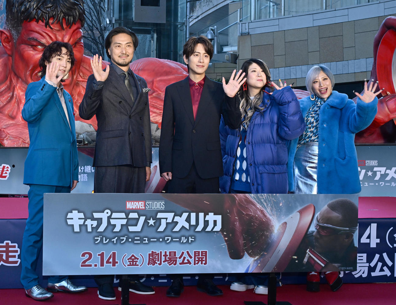 映画「キャプテン・アメリカ」のヒット祈願イベントに登場した、左からすがちゃん最高No．1、平岳大、溝端淳平、金子きょんちい、信子（撮影・千葉一成）