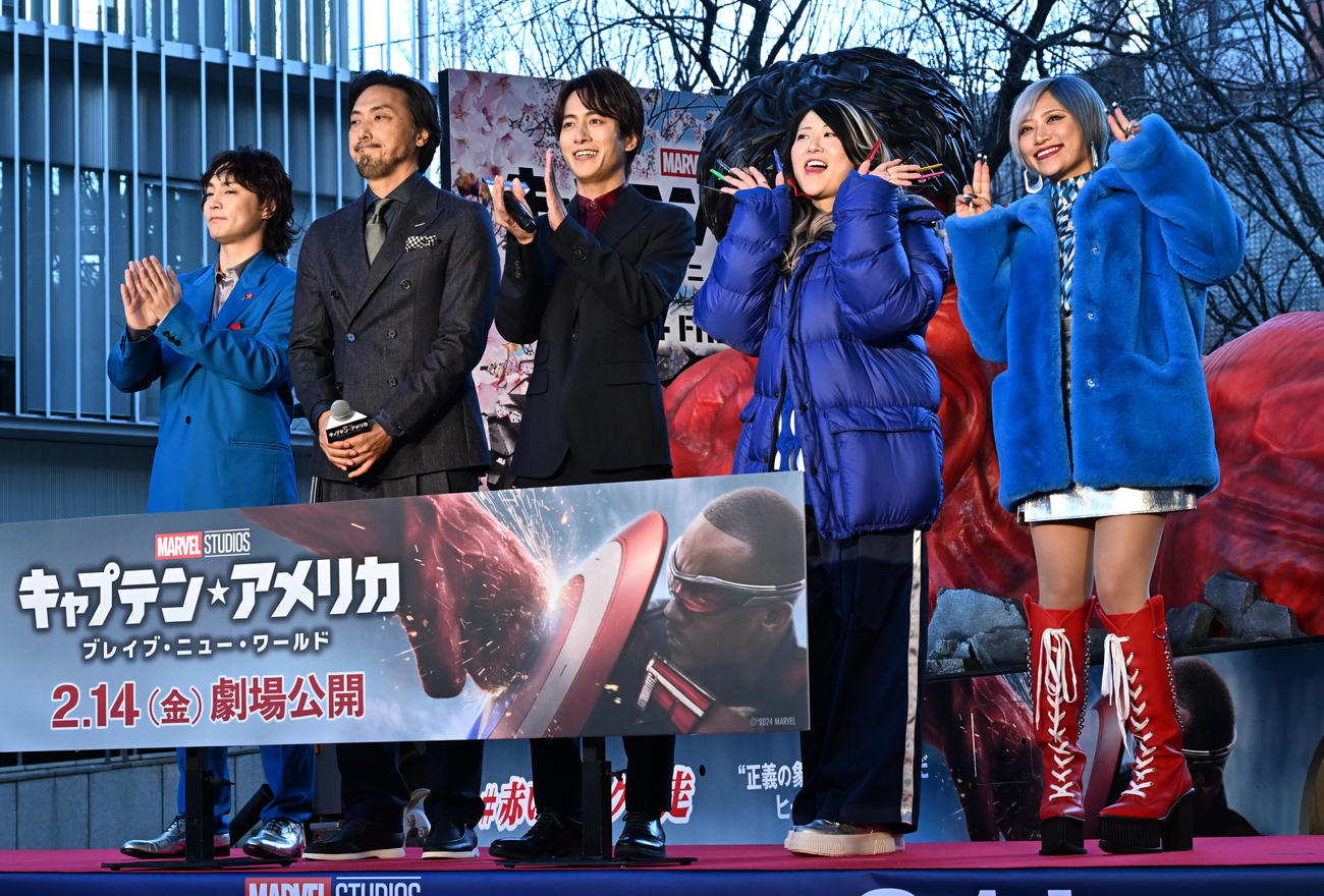 映画「キャプテン・アメリカ」のヒット祈願イベントに登場した、左からすがちゃん最高No．1、平岳大、溝端淳平、金子きょんちい、信子（撮影・千葉一成）