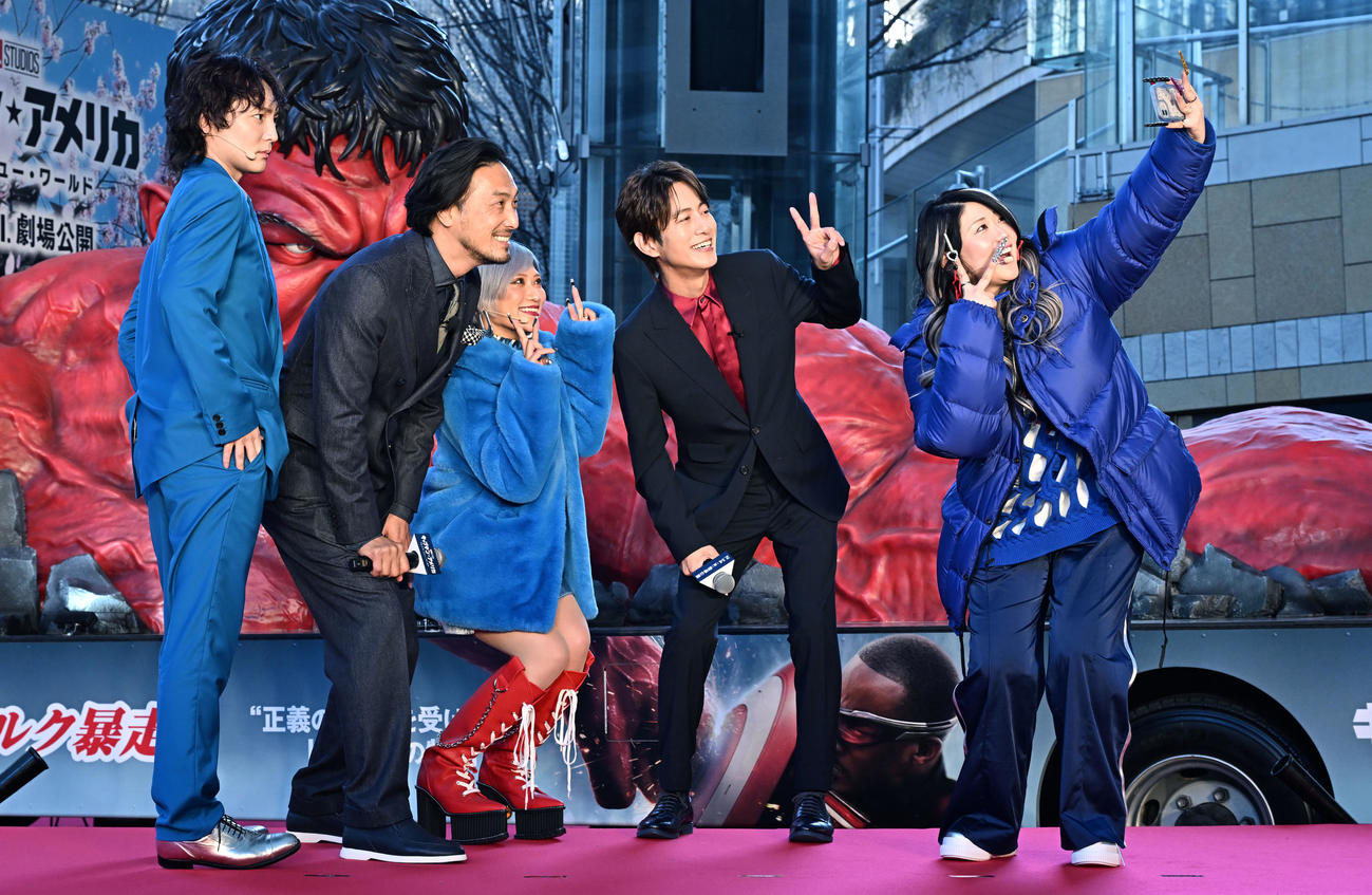 映画「キャプテン・アメリカ」のイベントに登場し、スマホで自撮り撮影する、左からすがちゃん最高No．1、平岳大、信子、溝端淳平、金子きょんちい（撮影・千葉一成）