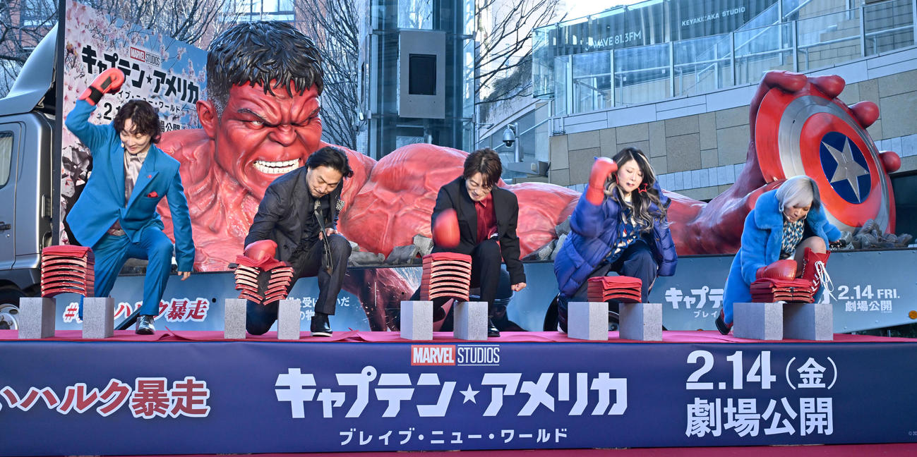 映画「キャプテン・アメリカ」のヒットを祈願し、瓦割りに挑戦する、左からすがちゃん最高No．1、平岳大、溝端淳平、金子きょんちい、信子（撮影・千葉一成）