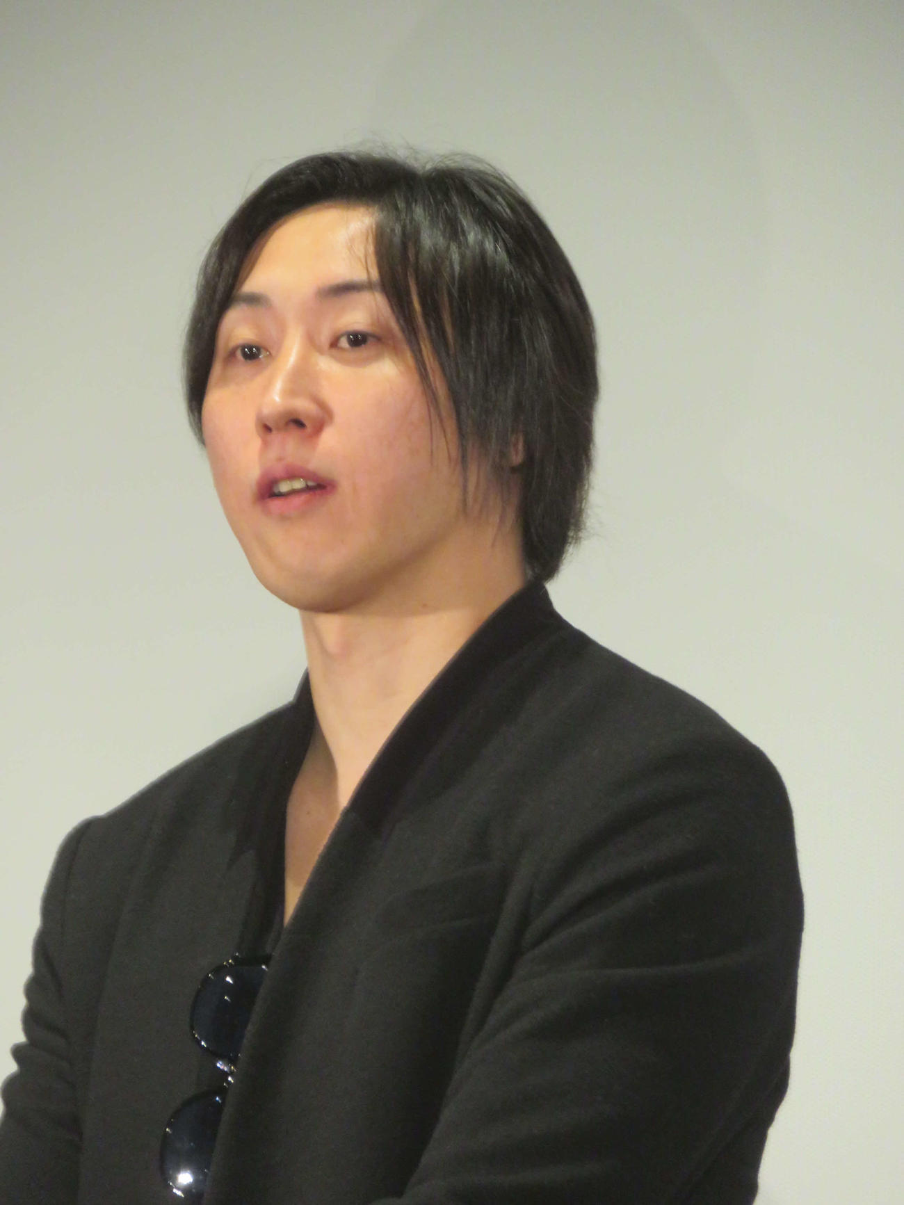 映画「BLUE FIGHT～蒼き若者たちのブレイキングダウン」完成披露舞台あいさつに出席した溝口勇児