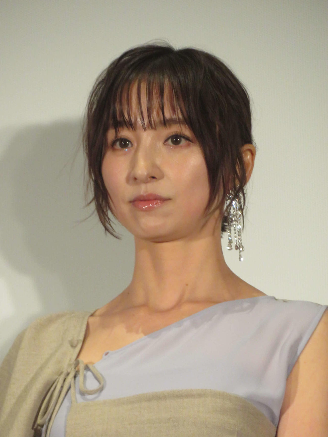 映画「BLUE FIGHT～蒼き若者たちのブレイキングダウン」完成披露舞台あいさつに出席した篠田麻里子