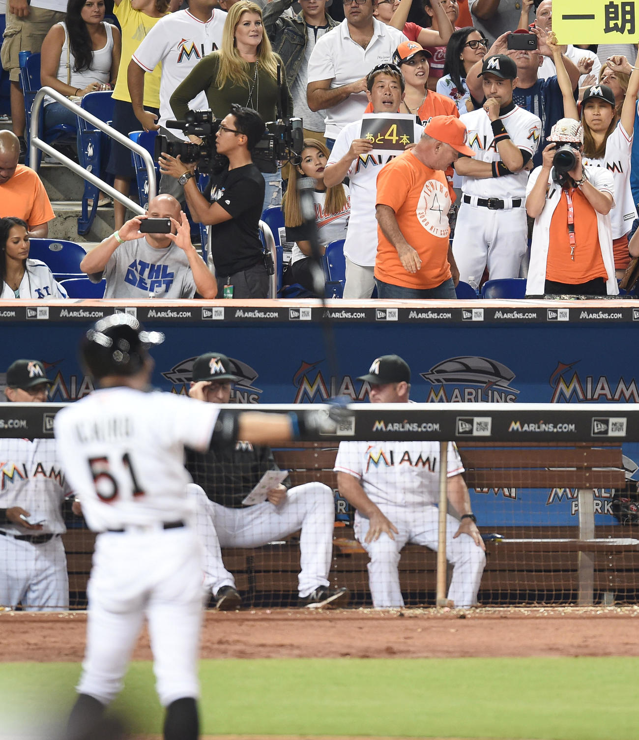 打席で構えるイチローを見つめるニッチロー（右から3人目）（2016年7月撮影）